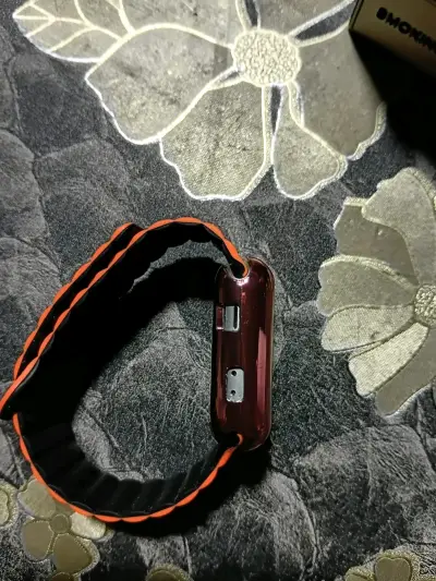 Smartwatch con correa naranja y carcasa protectora - miniatura 2