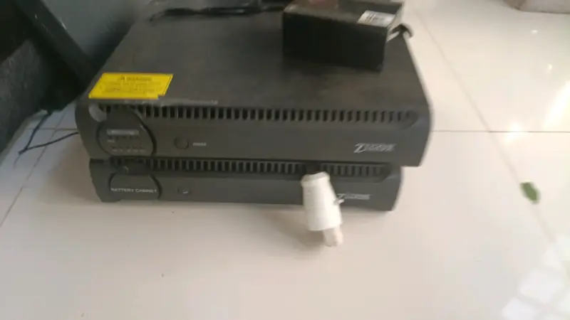 UPS Zigor con gabinete de batería