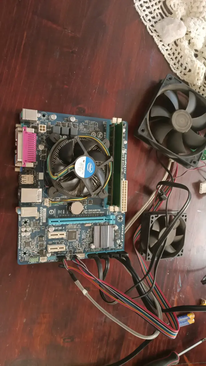 Placa Madre Gigabyte con Ventiladores y Cables - 1