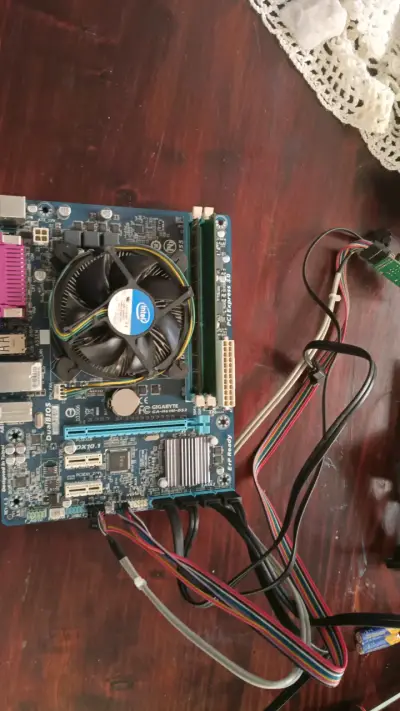 Placa Madre Gigabyte con Ventiladores y Cables - miniatura 2