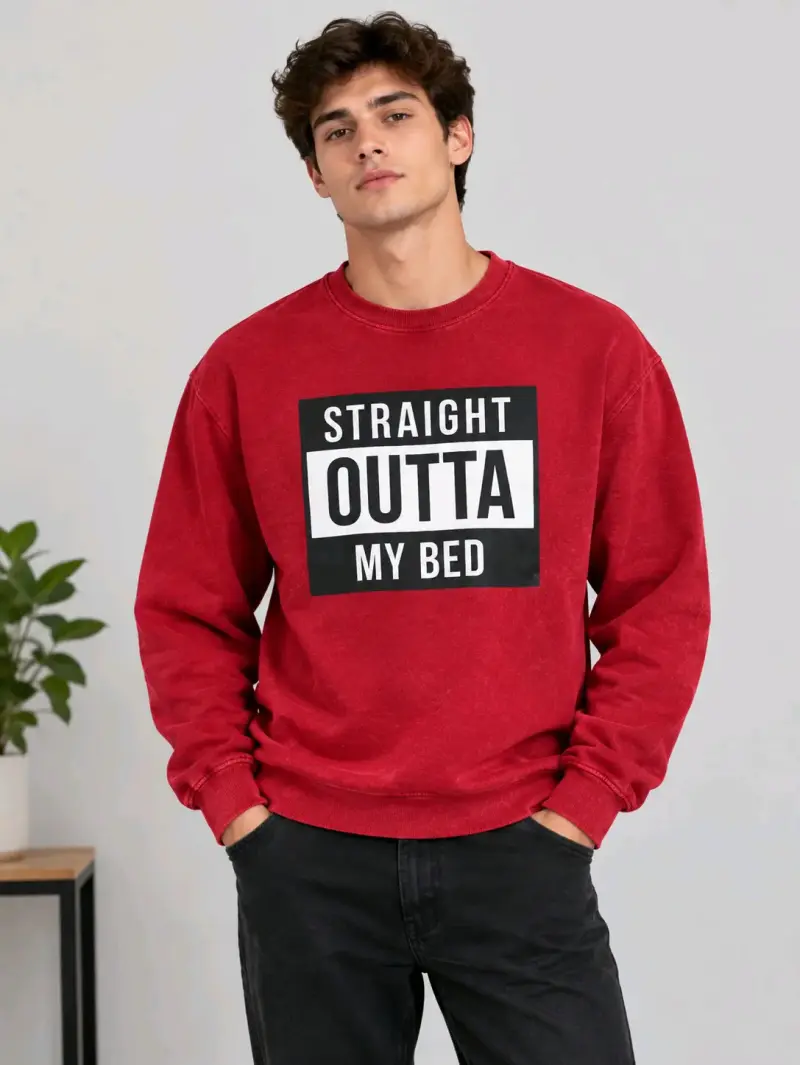Polerón rojo con estampado 'Straight Outta My Bed'