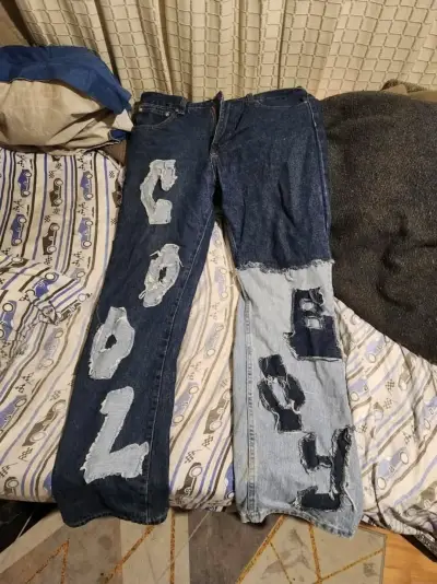 Jeans con diseño patchwork y letras - miniatura 1