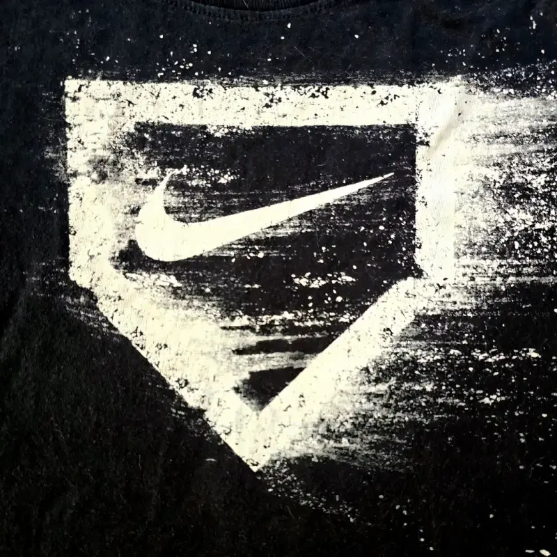Polera Nike negra con diseño gráfico - 3