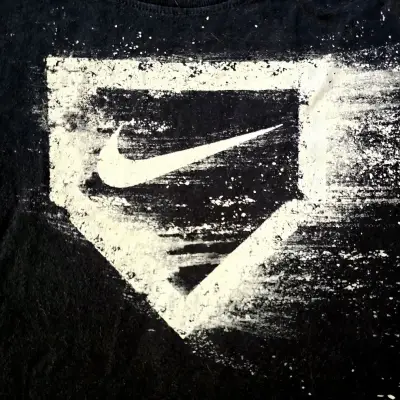 Polera Nike negra con diseño gráfico - miniatura 3