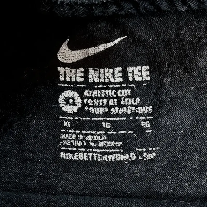 Polera Nike negra con diseño gráfico - 4