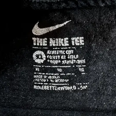 Polera Nike negra con diseño gráfico - miniatura 4