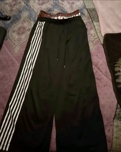 Pantalones deportivos negros con rayas laterales - miniatura 1