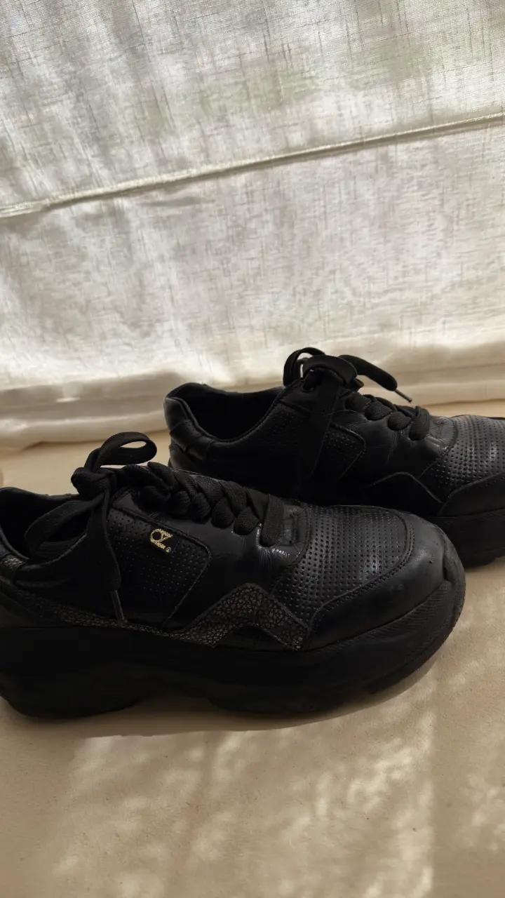 Zapatillas deportivas negras y blancas unisex - 1