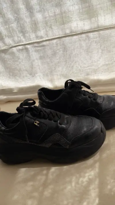 Zapatillas deportivas negras y blancas unisex - miniatura 1