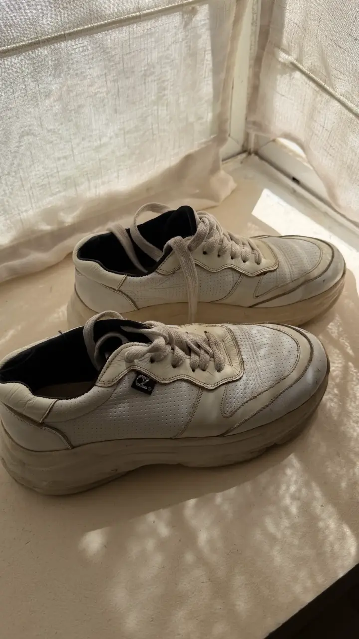 Zapatillas deportivas negras y blancas unisex - 2