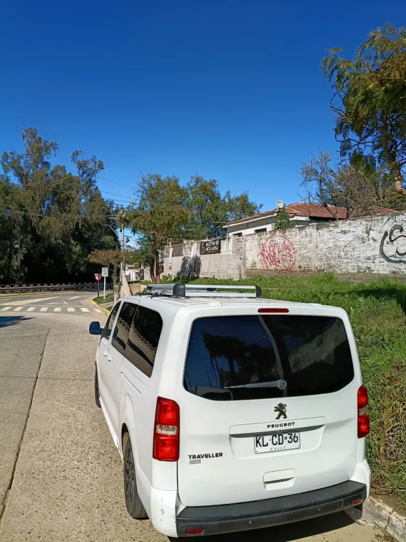Furgoneta Peugeot Traveller blanca en buen estado - 2