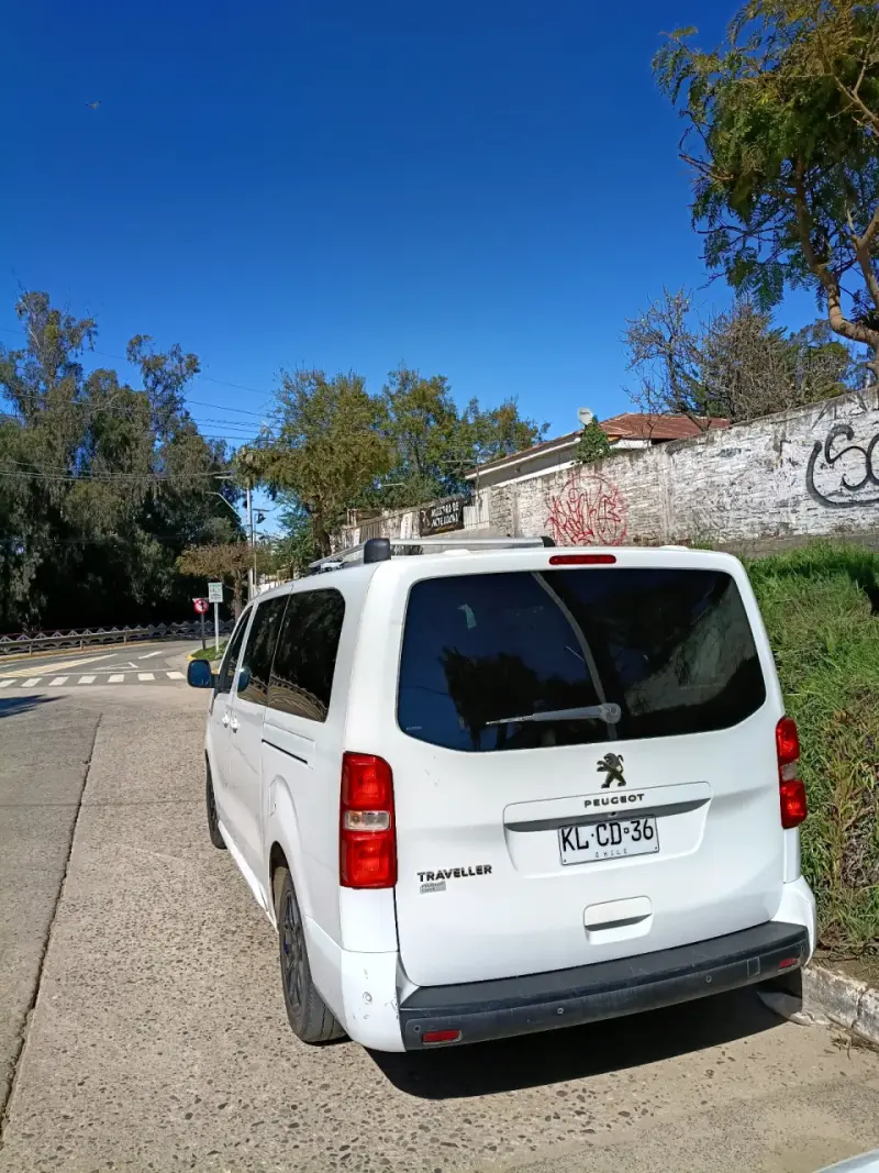 Furgoneta Peugeot Traveller blanca en buen estado - 3