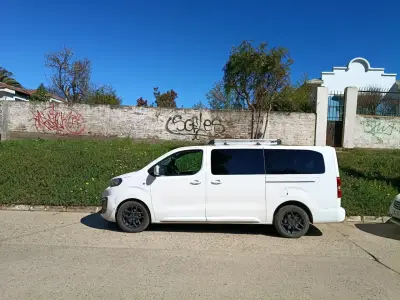 Furgoneta Peugeot Traveller blanca en buen estado - miniatura 6