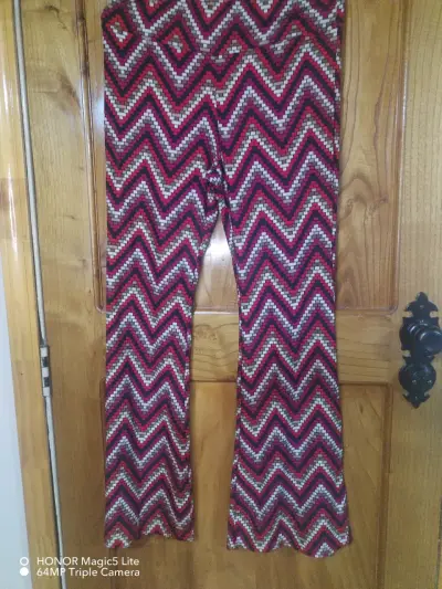 Pantalones acampanados estampados zigzag No Boundaries - miniatura 1