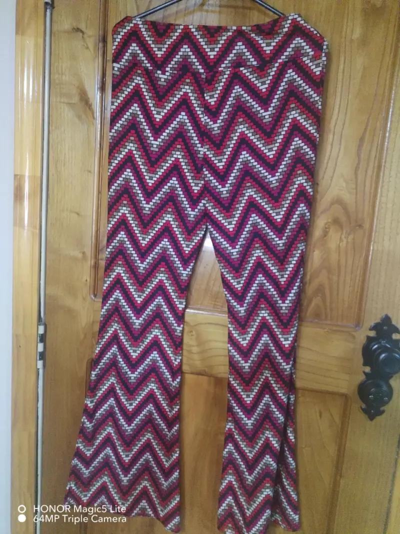 Pantalones acampanados estampados zigzag No Boundaries - 5