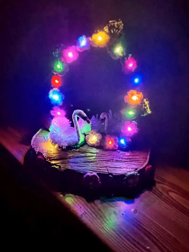 Decoración de mesa con luces LED y cisnes