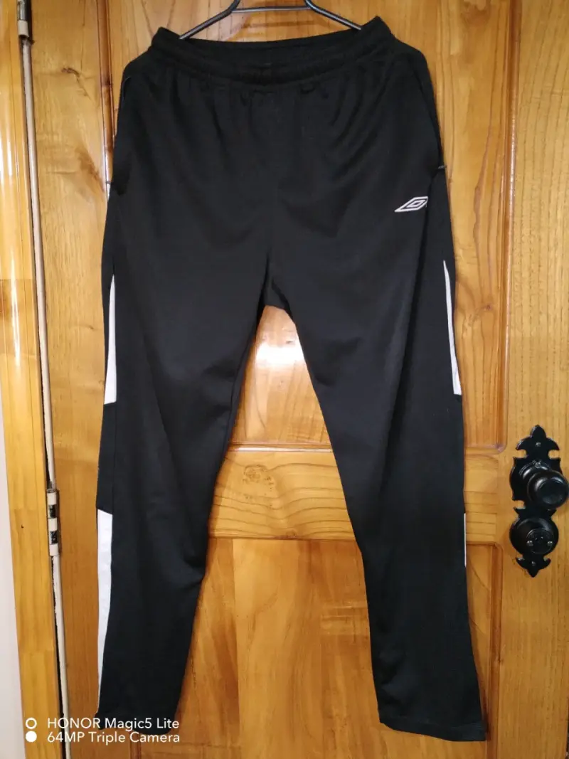 Pantalones deportivos negros Umbro con franjas blancas - 1