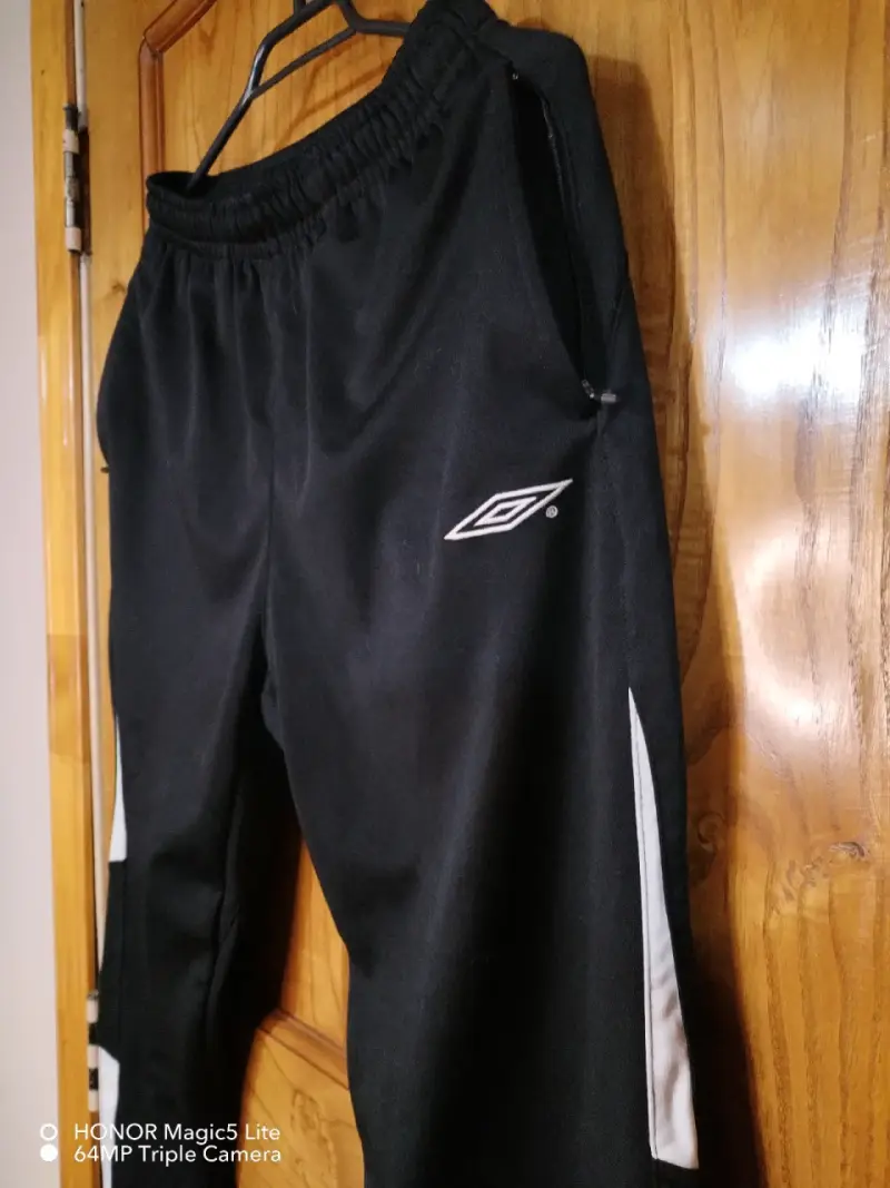Pantalones deportivos negros Umbro con franjas blancas - 2
