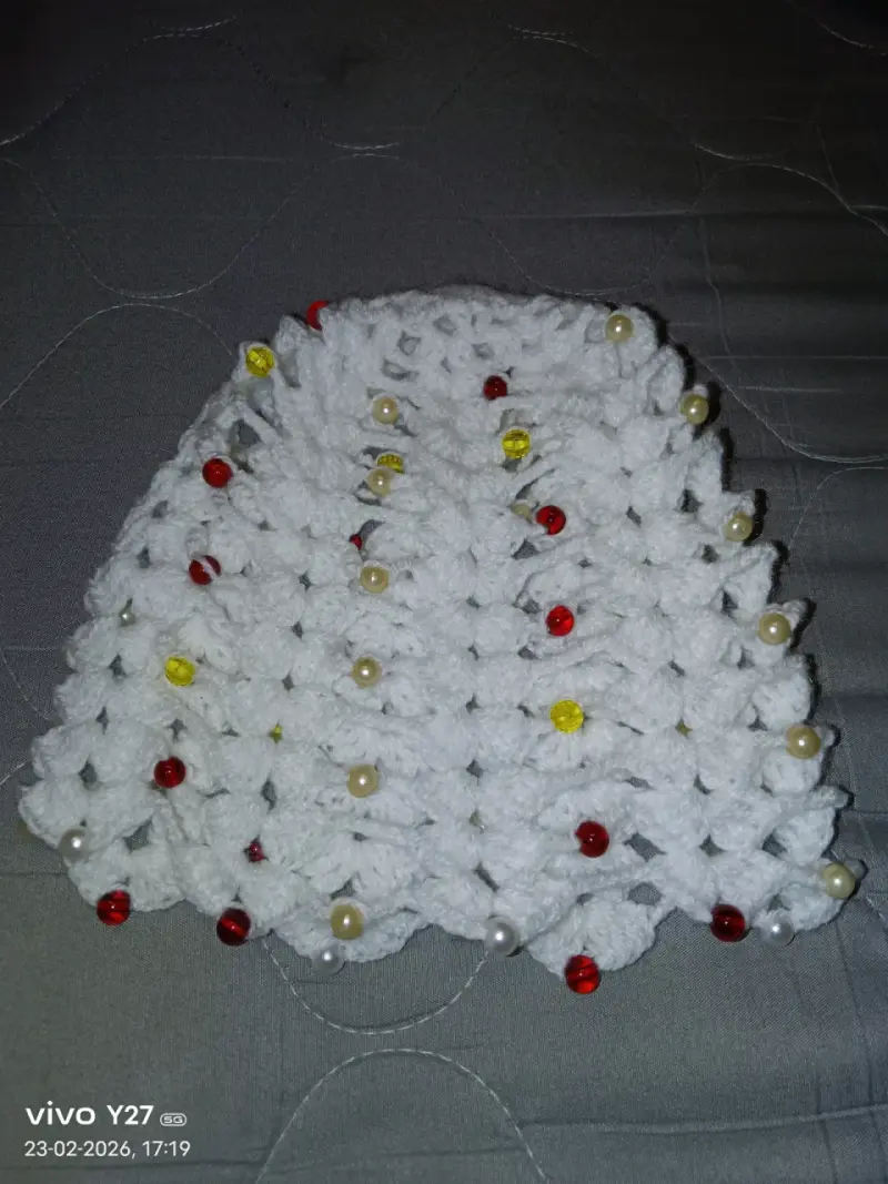 Gorro tejido a crochet con perlas decorativas