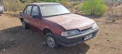 Auto antiguo en estado regular para restauración - miniatura 1