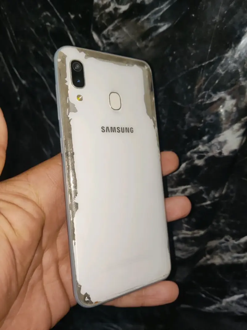 Samsung Galaxy A30 con desgaste en la tapa - 3
