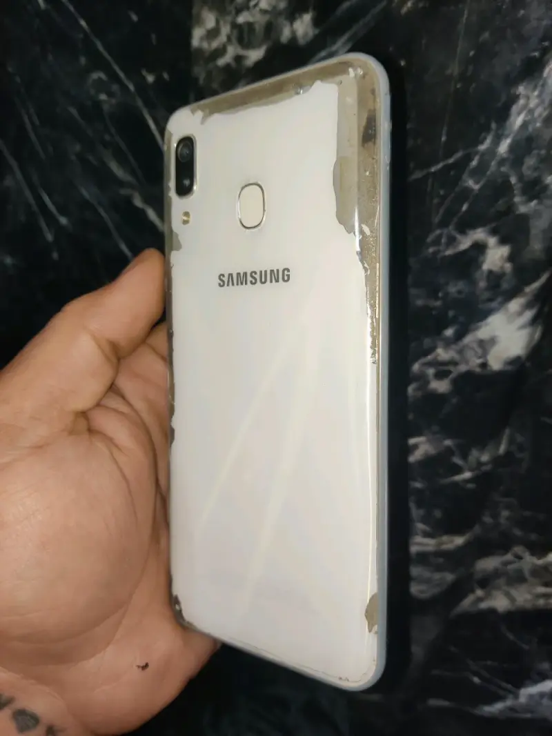 Samsung Galaxy A30 con desgaste en la tapa - 4