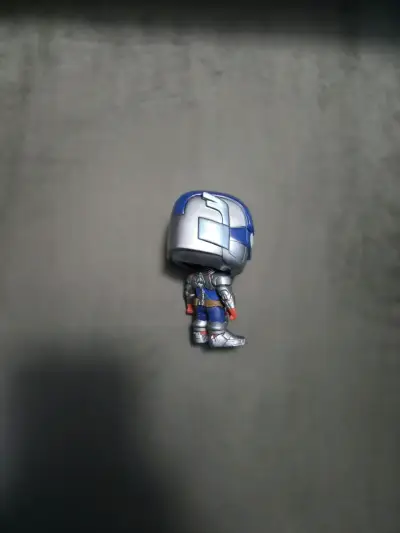 Figura de colección Capitán América azul metálico - miniatura 3
