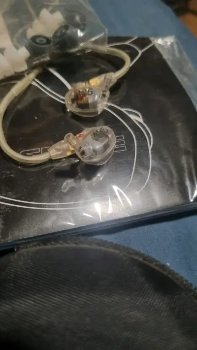 Auriculares In-Ear Shure SE215 con accesorios - miniatura 2