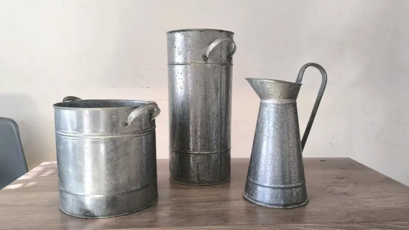Set de Jarras y Baldes de Metal Decorativos - 1
