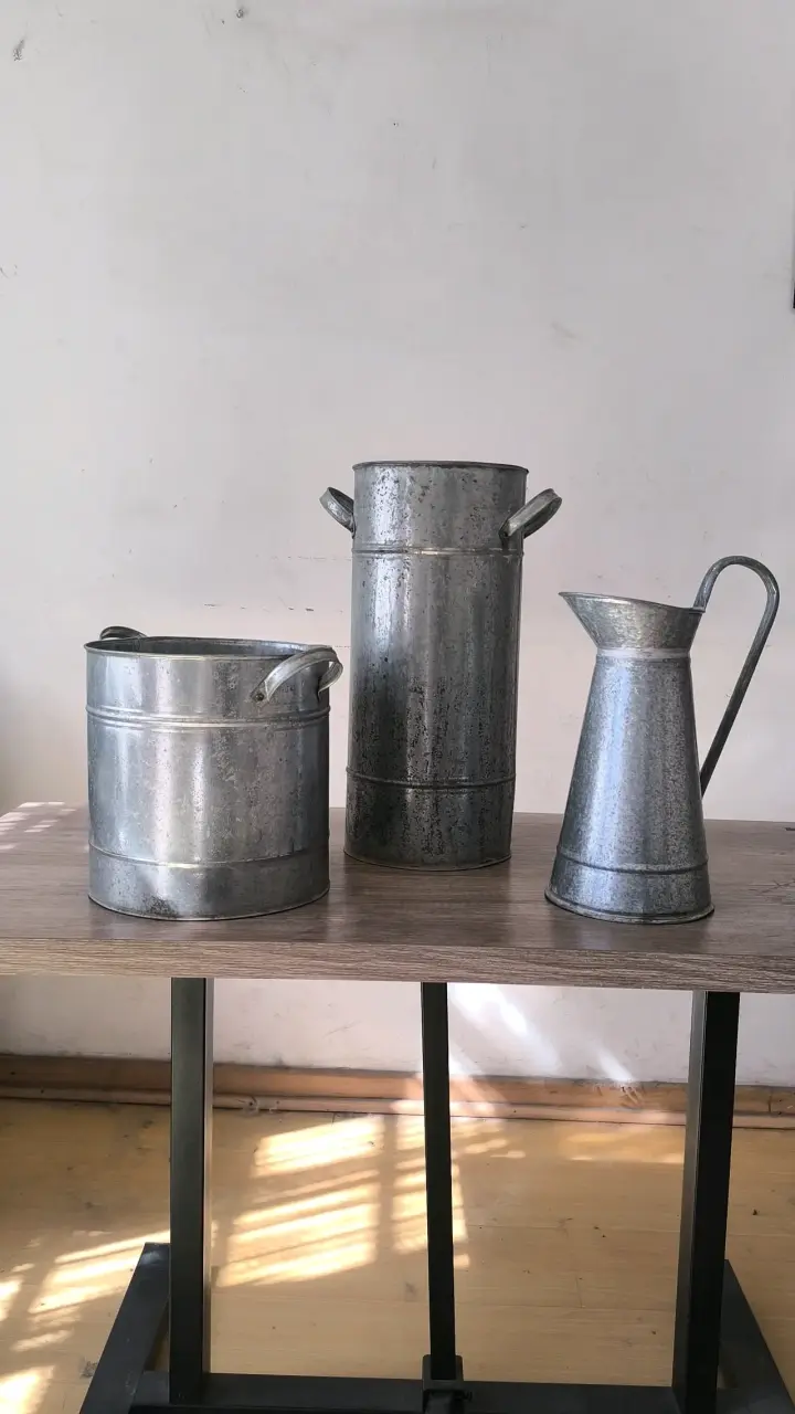 Set de Jarras y Baldes de Metal Decorativos - 2