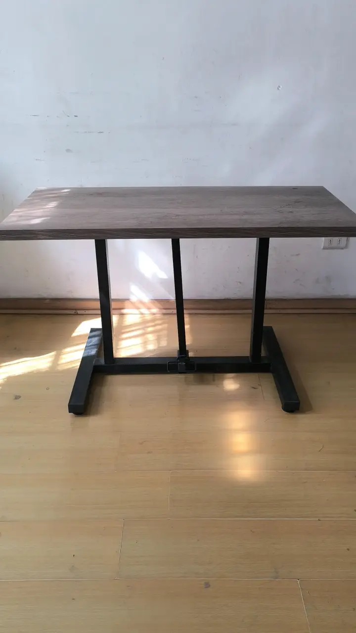 Mesa ajustable de altura con base metálica - 2