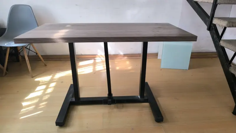 Mesa ajustable de altura con base metálica - 3