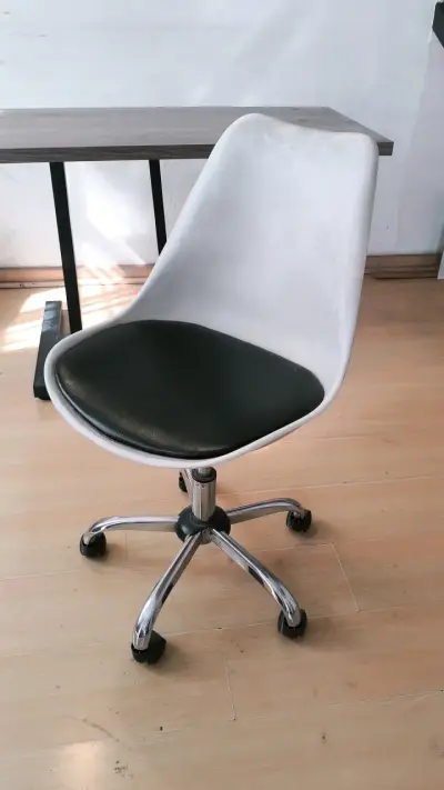 Silla de oficina blanca con asiento negro - miniatura 1