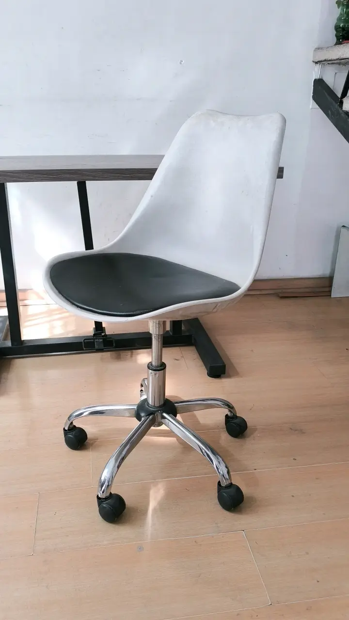 Silla de oficina blanca con asiento negro - 2