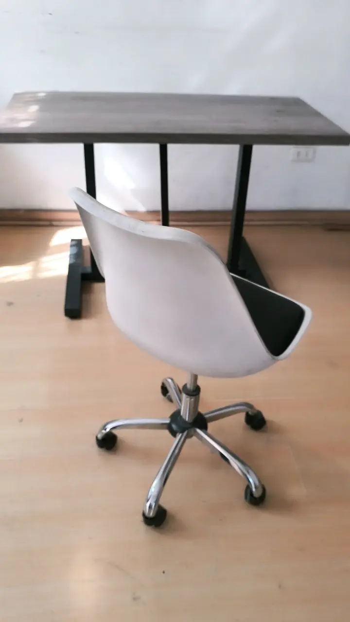 Silla de oficina blanca con asiento negro - 3