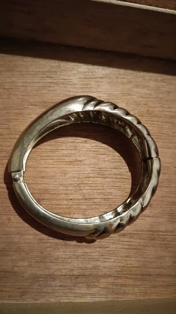 Brazalete de metal plateado con diseño elegante - 1