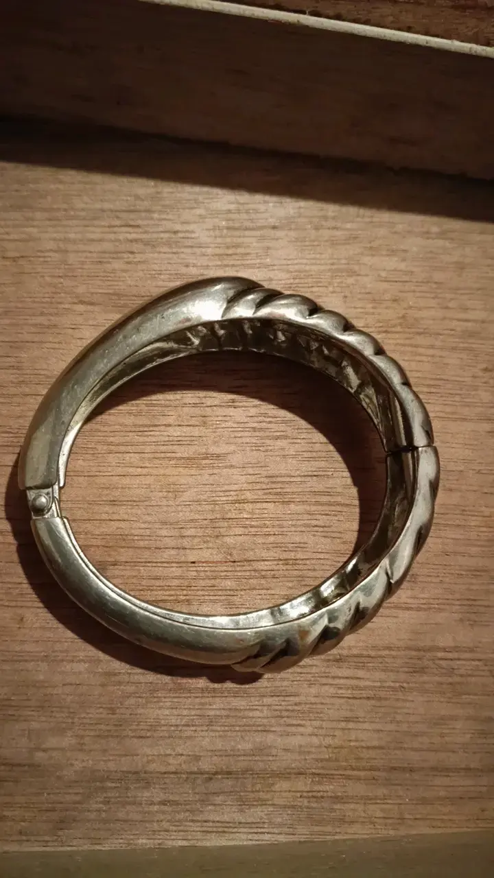 Brazalete de metal plateado con diseño elegante - 2