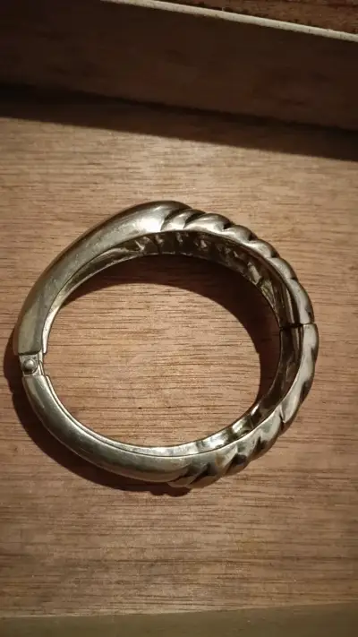 Brazalete de metal plateado con diseño elegante - miniatura 2