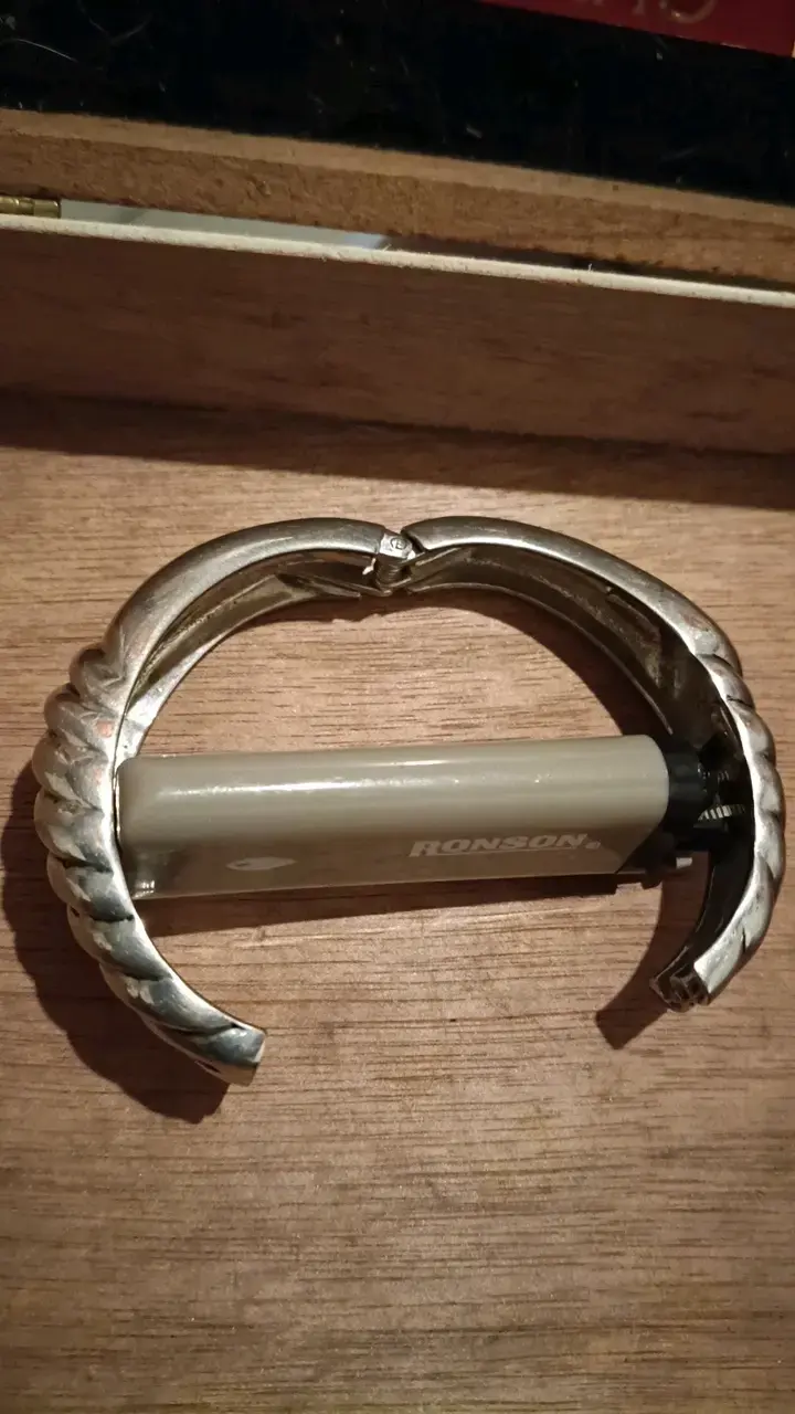 Brazalete de metal plateado con diseño elegante - 3