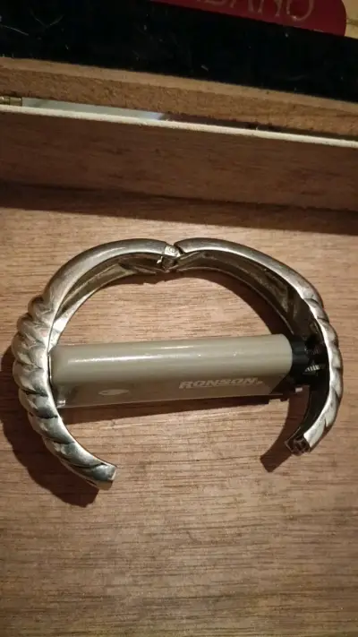 Brazalete de metal plateado con diseño elegante - miniatura 4
