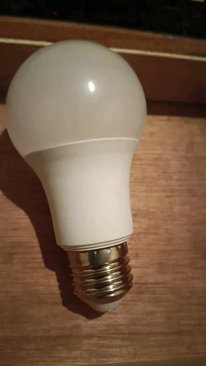 Ampolleta LED blanca de bajo consumo - 1