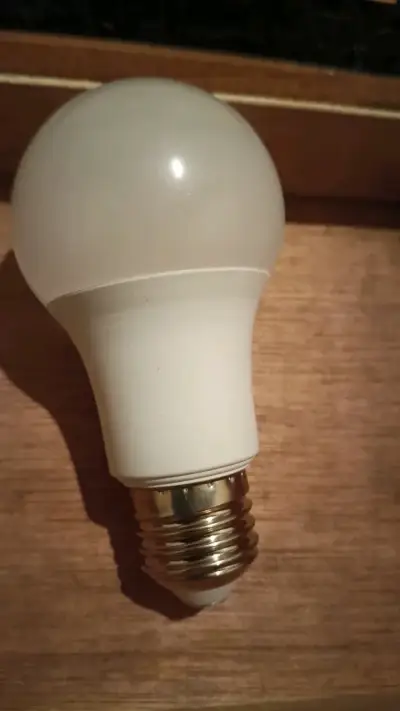 Ampolleta LED blanca de bajo consumo - miniatura 1