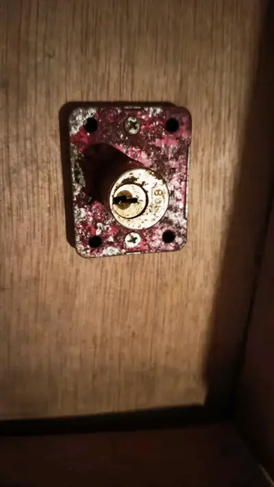 Cerradura metálica antigua con desgaste - miniatura 2