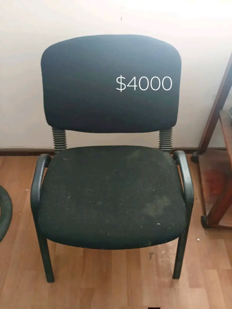 Silla de oficina negra en buen estado