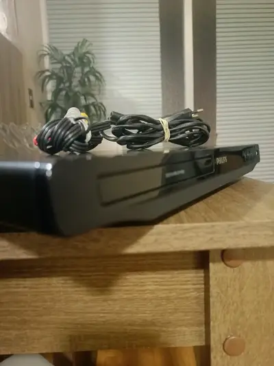 Reproductor de DVD Philips con USB y cables incluidos - miniatura 1