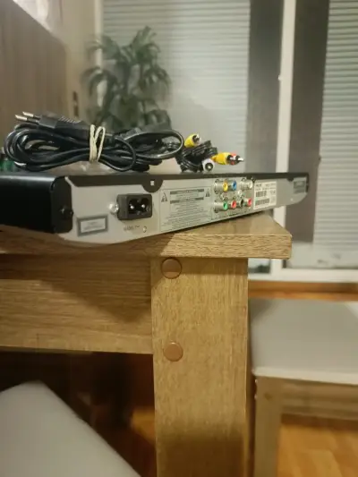 Reproductor de DVD Philips con USB y cables incluidos - miniatura 5