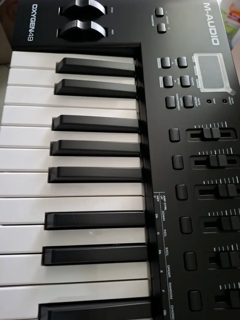 Controlador MIDI M-Audio Oxygen 49 teclas - 4
