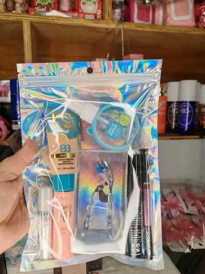 Set de maquillaje con sombras y accesorios - miniatura 1
