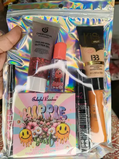 Set de maquillaje con sombras y accesorios - miniatura 2