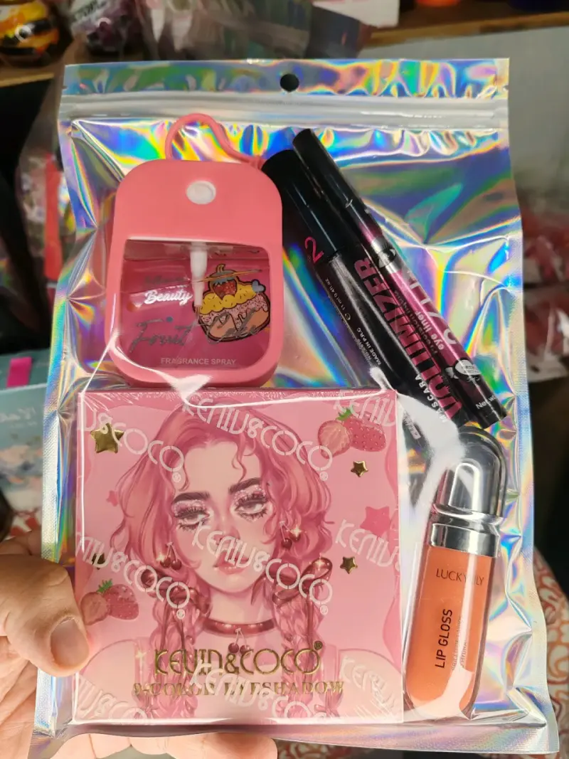 Set de maquillaje con sombras y accesorios - 5